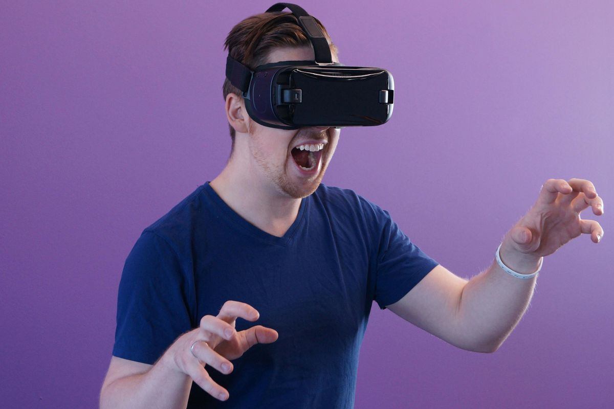 man-wearing-black-virtual-reality-goggles photo